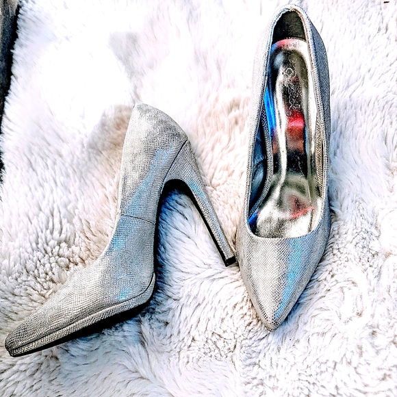 Women Qupid Virtue-15 Metallic Lizard Leatherette Pointy Toe Stiletto Pump - Picture 2 of 3